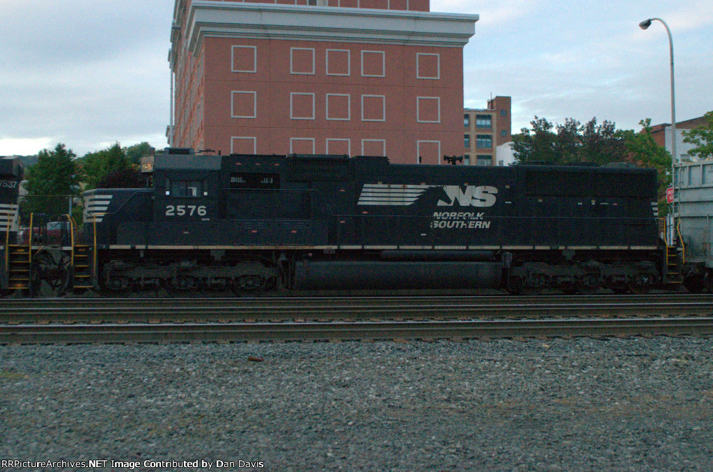NS SD70 2576 trails on 19G